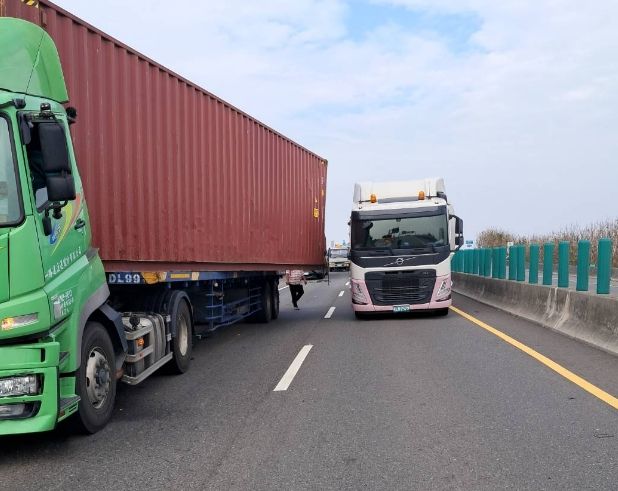 台61線驚傳連環追撞！貨櫃車猛撞防撞車再撞聯結車　目前傷亡尚不明