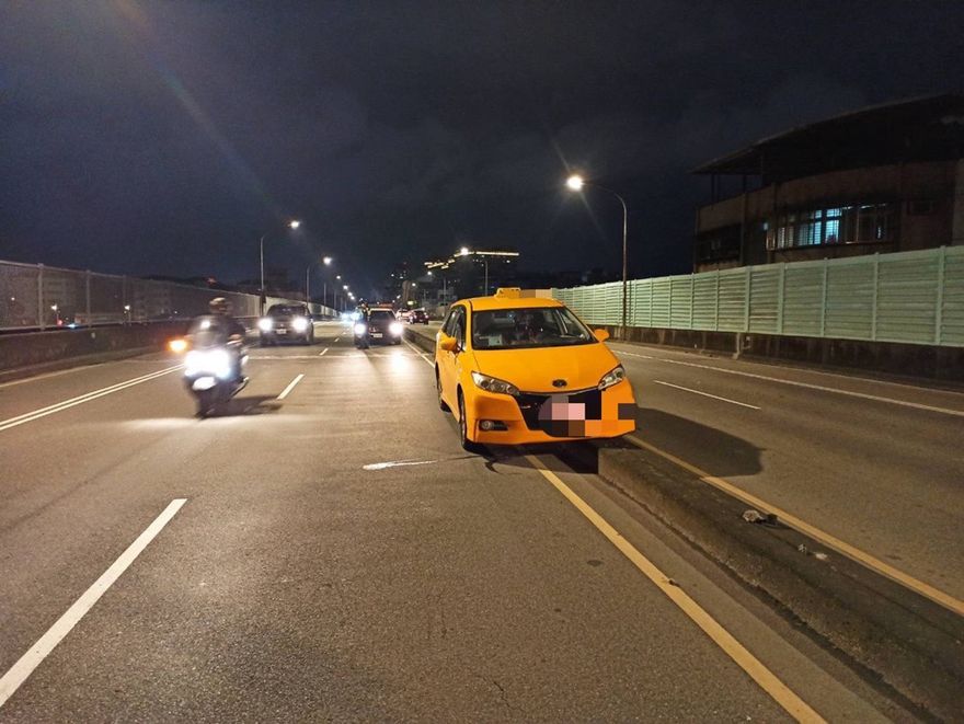 沒吃晚餐釀禍！樹林小黃運匠低血糖突暈眩　下秒轎車猛撞陸橋分隔島
