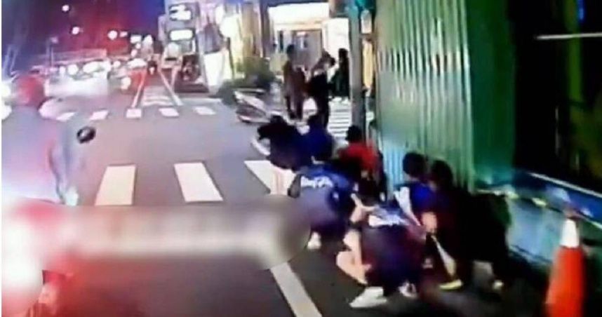影/台南式魔鬼訓練？整排男學生街頭「鴨子走路」　深色衣褲險遭撞