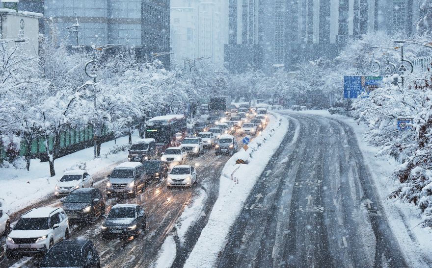 影/釀4死！首爾遇「117年最強暴雪」　江原道53車連環撞