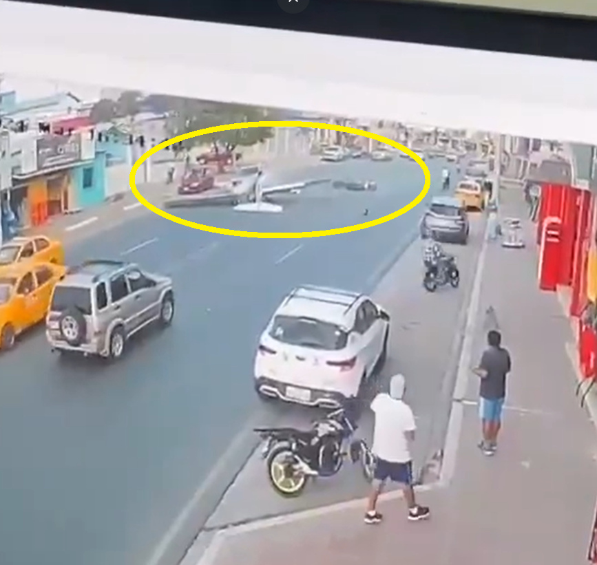 影/厄瓜多飛機墜毀道路！汽機車慘遭砸中　傳奇女機長殞命