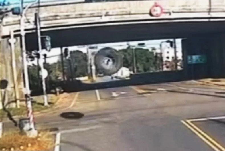 影/台61高架橋「血滴子」凌空放飛！掉地彈1層樓變「投胎」