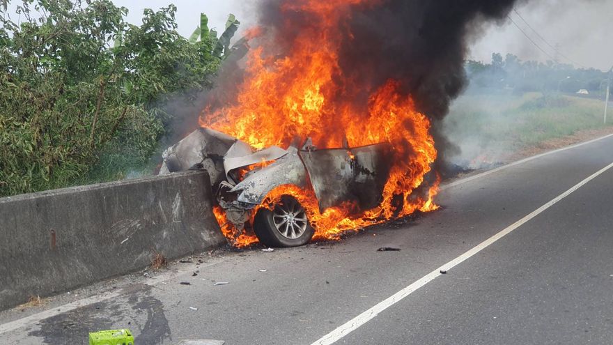影/屏東台3線死亡車禍！車插進護欄爆火球「駕駛燒成焦屍」