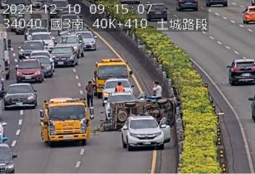 國道嚴重車禍！國3北向40.2k土城段「多車追撞、90度側翻」