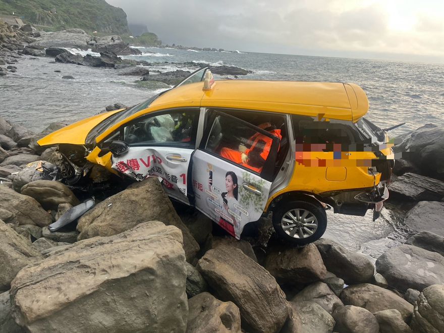 影/瑞芳台2線計程車撞破護欄！墜卡海岸礁石堆　運將搶救不治