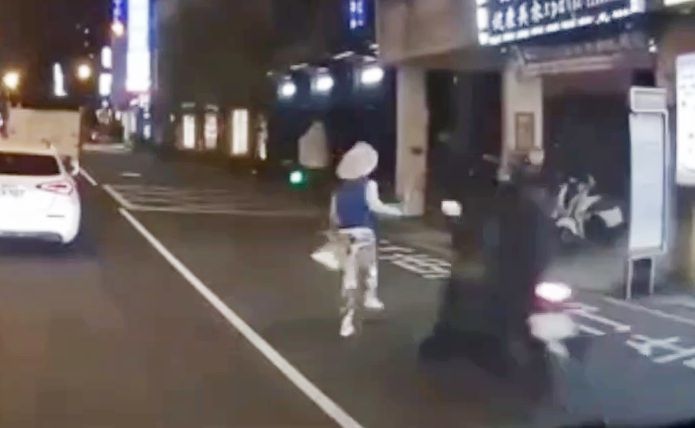 影/這次是駕駛地獄！台中婦沒走斑馬線「橫越中清路」遭撞飛