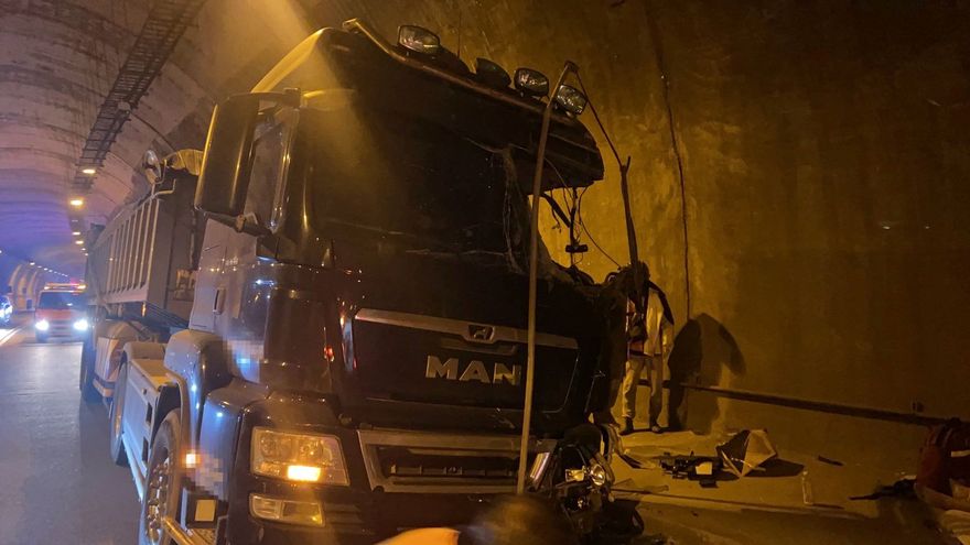 台62線龍潭堵隧道車禍！砂石車爆胎撞邊壁　1傷送醫