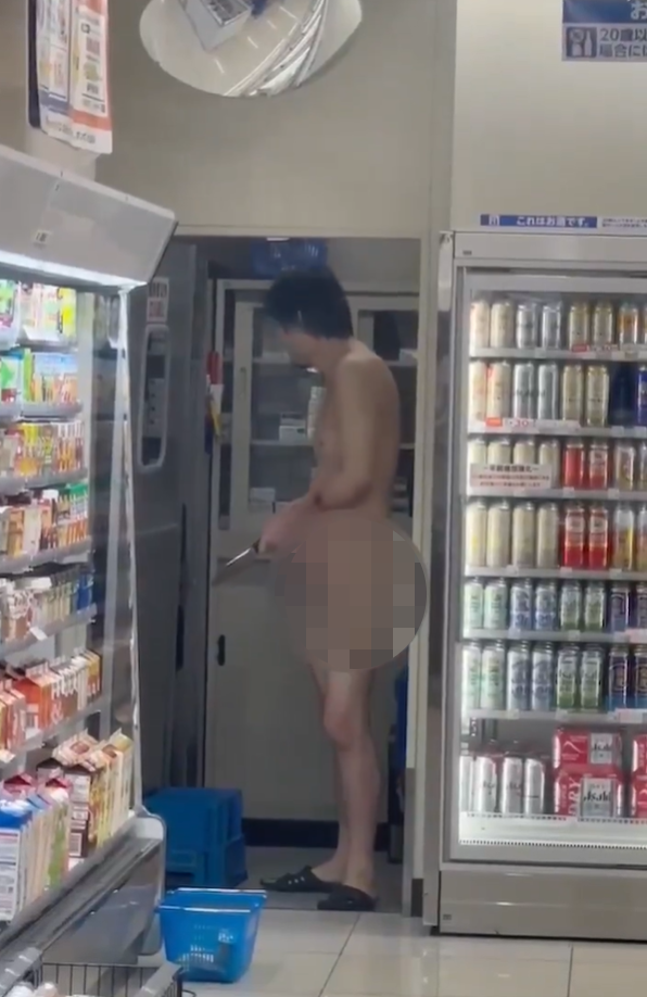 影/裸男闖日超商「持刀劈砍商品」畫面曝　顧客店員嚇逃竄