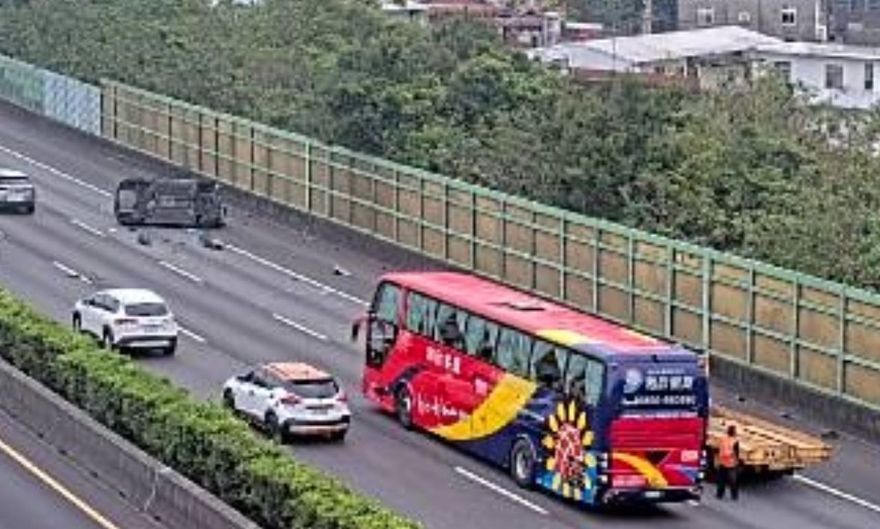 假日出遊注意！國1北向新竹段「車翻覆滑行」零件散落一地