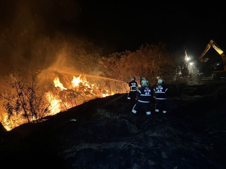 金門耶誕夜重大火警！陽明湖旁田野變火海