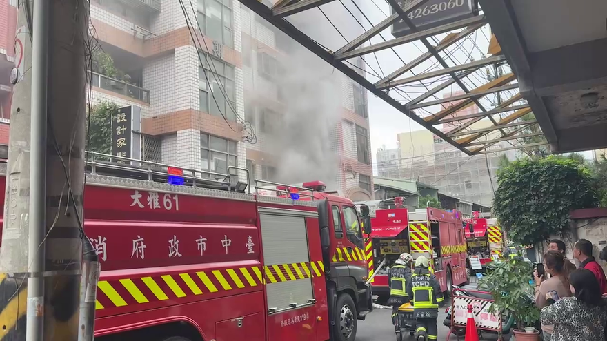 影/台中公寓2樓竄火煙最新！4人一度受困「1歲女嬰險嗆暈」