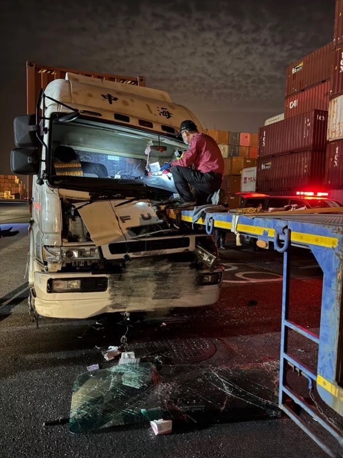 高雄港駭人事故！曳引車自撞空板台後遭「插入」駕駛險斷肢
