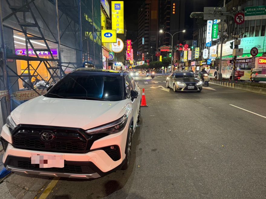 影/差點拆人房子！三重恍惚男開車撞鷹架　副駕搜出K他命