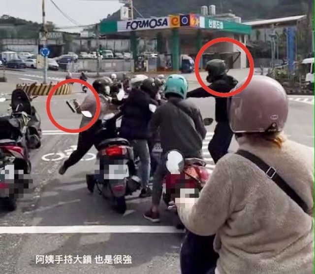 影/基隆街頭真人快打！大鎖阿姨vs棍棒哥路口持械追逐