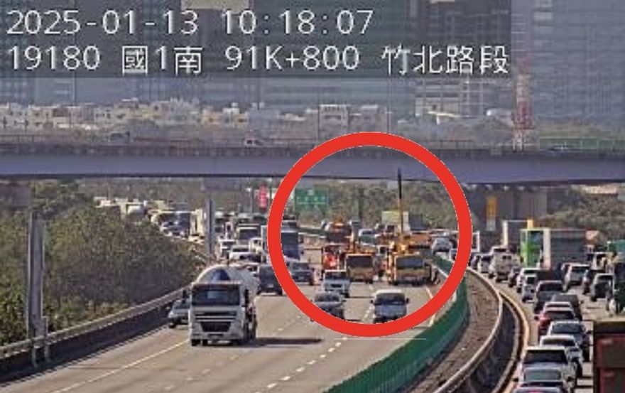 上班時間5車追撞！國1新竹段5車追撞佔內側2道　紫爆