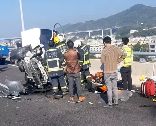 恐怖！女駕駛國4失控自撞分隔島　轎車側翻零件四散