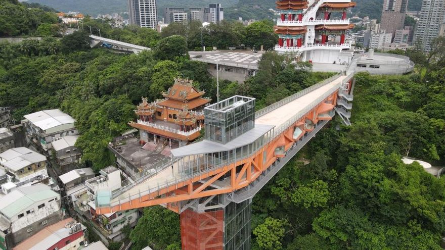 另類登高望遠！「基隆最大size起重機」基隆塔成新興景點