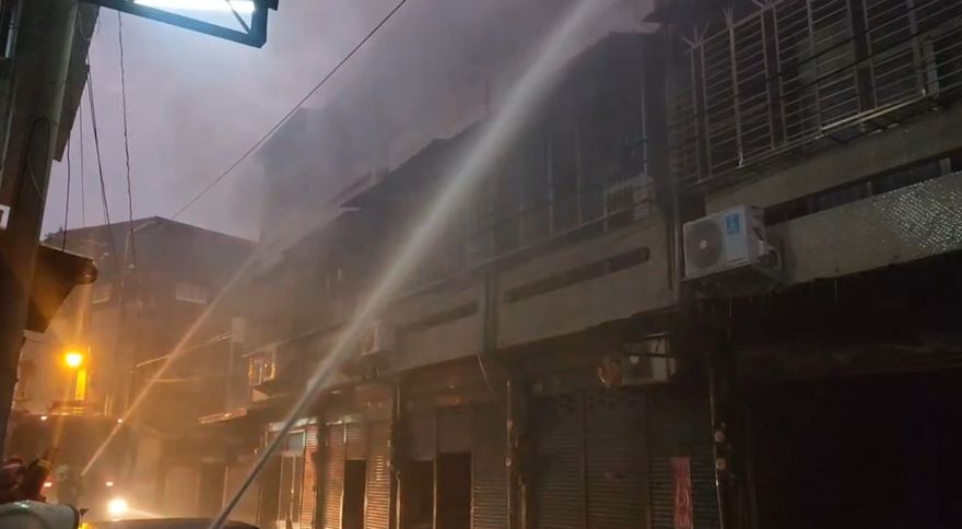 影/嘉義「地獄級」火警！6民宅屋頂燒毀　幸無傷亡