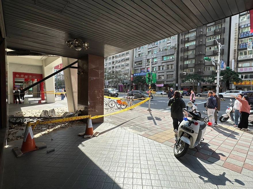 北市原民大樓柱子崩落下磁磚雨　技師：地震天氣影響