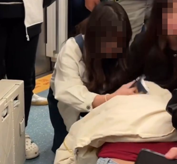 見義勇為畫面曝！苗栗家暴男強拉妻回家　乘客包圍保護她