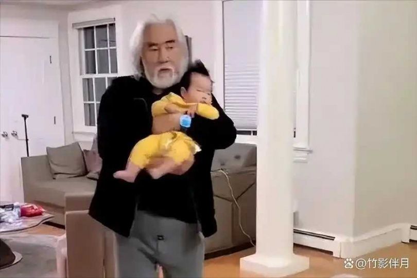 「爺孫戀」名導喜獲1女！73歲張紀中抱嫩嬰不到1分鐘「喘不停」