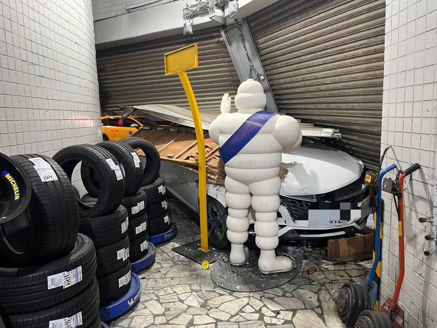 影/林口屁孩撞飛騎士衝進輪胎行　米其林寶寶一夫當關擋下