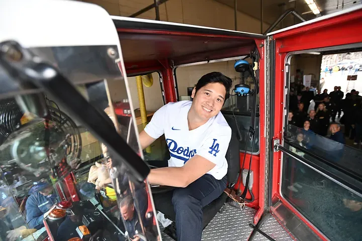 大谷化身打火英雄！慰問洛杉磯消防隊　「與每人打氣超暖」