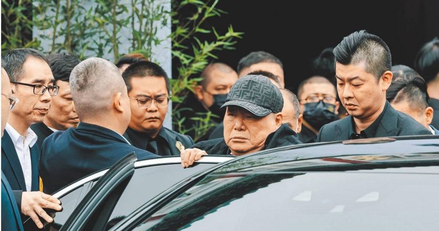 黃少岑遺體移靈慈恩園　竹聯幫新龍頭「扣頭」劉振南接任