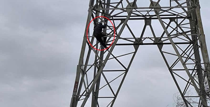 疑金錢糾紛！台中32歲男失控爬電塔　與警僵持3hr被勸下