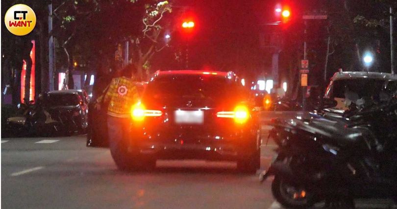 出門疑違規？王彩樺帶愛女吃好料「不怕罰單」車停路中央