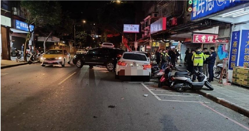 新北嚴重車禍！19歲嫩男無照「連撞7車」瞎辯：我貧血
