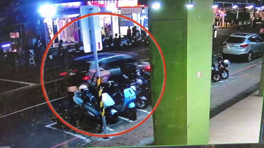影/撞擊瞬間影像出爐！　瑞豐夜市「7汽機車撞一團」扭曲變形