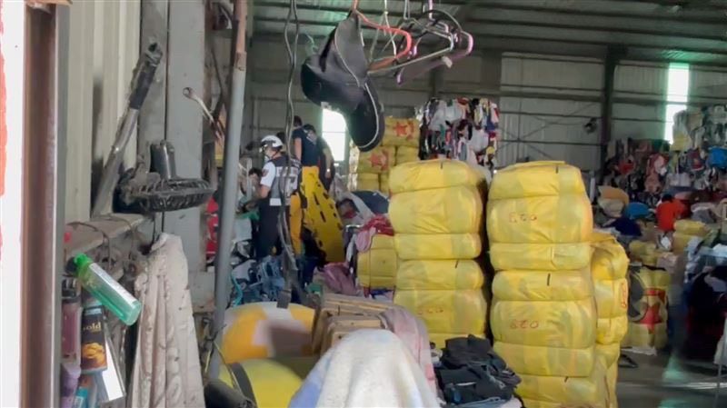 影/高雄回收廠出事！女員工遭2層樓高「舊衣山」活埋身亡