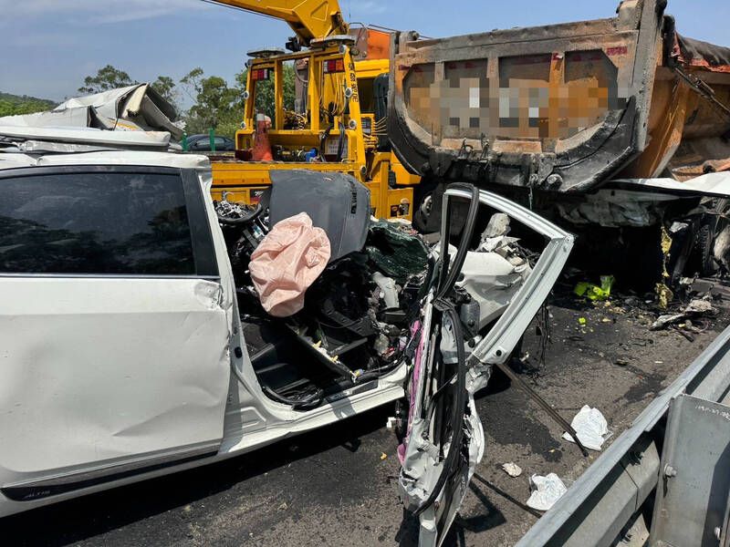 影/現世報？南投47歲男撞砂石車爆頭亡　53分鐘前痛毆7旬翁