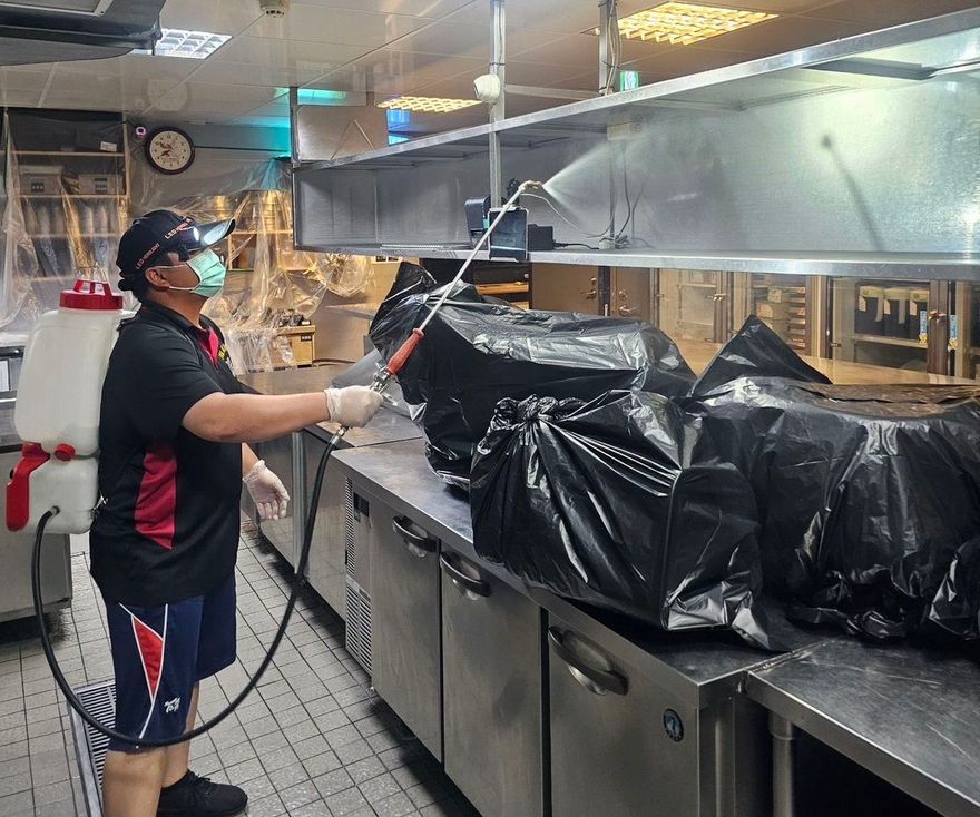 影/高雄「碳佐麻里」燒肉店爆食物中毒！衛生局勒令停業