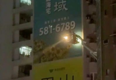 影/有故事？高雄43歲男夜半詭掛15樓外牆　雲梯車救下