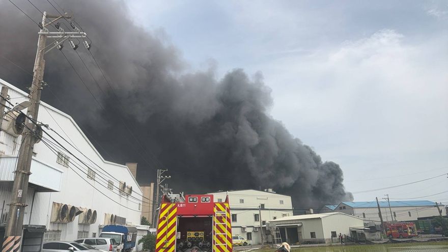 影/近距離火場直擊！桃園蘆竹「工廠大火」！傷亡不明