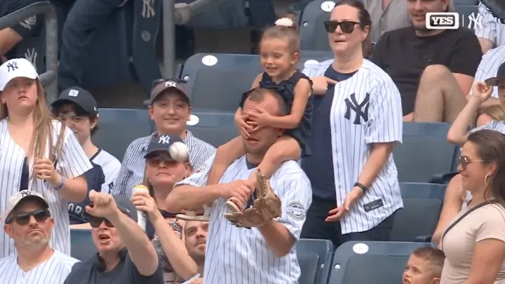 MLB/爸爸之力！洋基球迷被女兒矇眼「單手接住飛球」