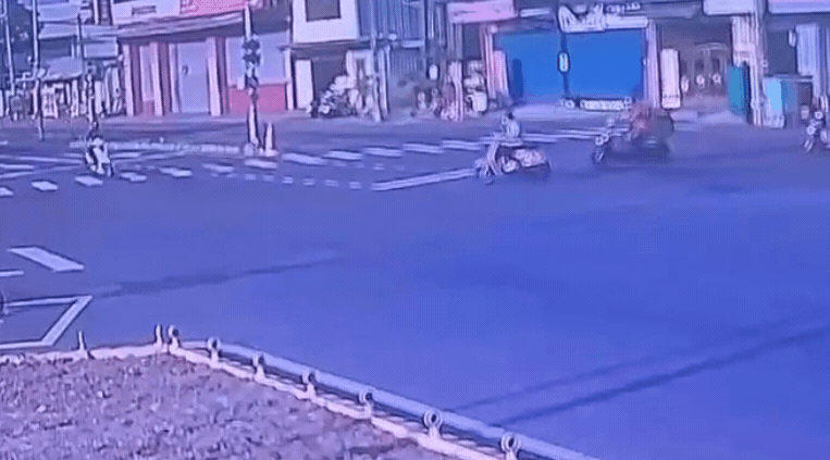 影/高雄騎士闖紅燈！他擦撞2人竟棄車徒步落跑