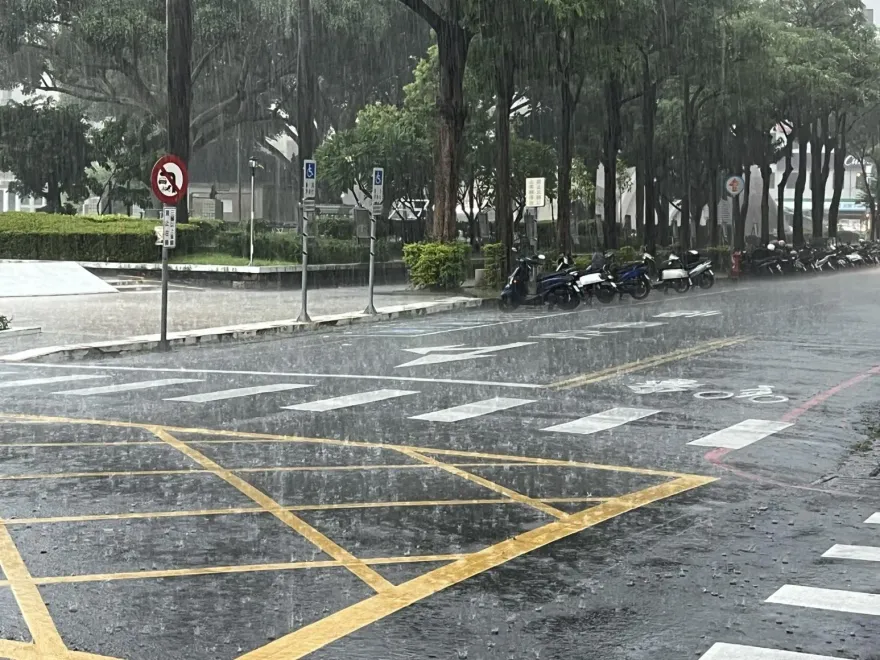 鋒面來了！「全台變天」雷雨彈狂轟　台東縣豪雨特報