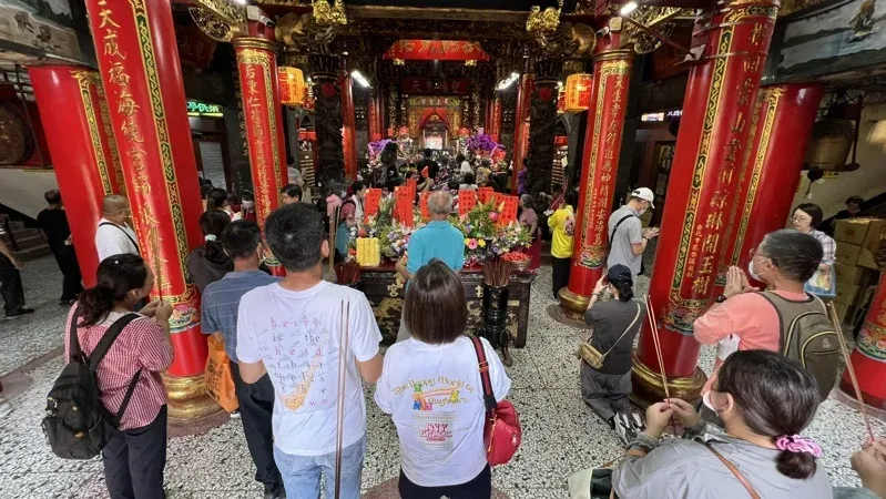 白沙屯拱天宮媽祖「開爐收旗」現聖顏！信眾吃湯圓祈圓滿
