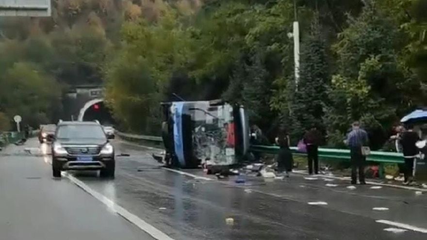 大陸十一國慶/陝西遊覽車高速公路側翻　出遊悲劇釀8死21傷