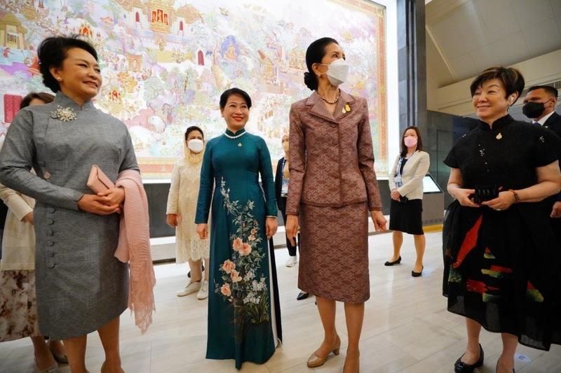 彭麗媛、張淑芬同框！APEC領袖配偶參觀博物館