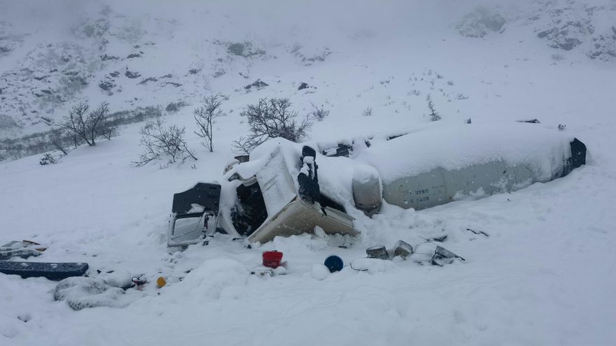 車被雪壓扁、多人失溫罹難　救援者親曝西藏雪崩8死慘況