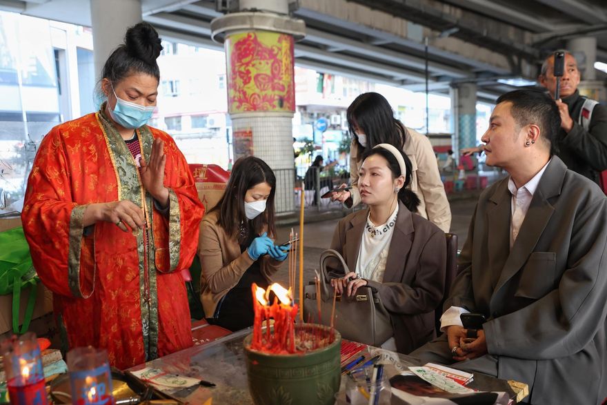 驚蟄「打小人」　近百港人排長龍　台灣客：打走小三