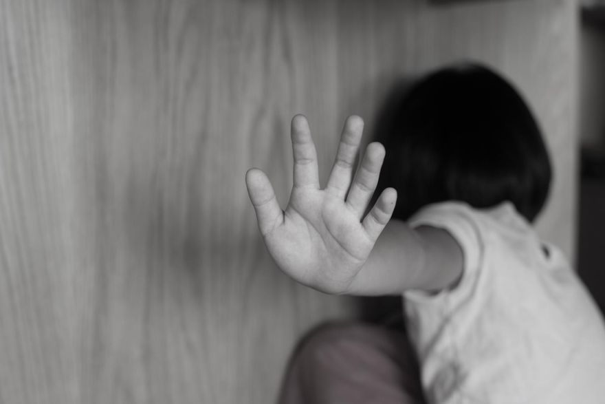 照顧到顱內出血？1歲女驚見「受虐性腦傷」撐24天死亡！惡保母慘了