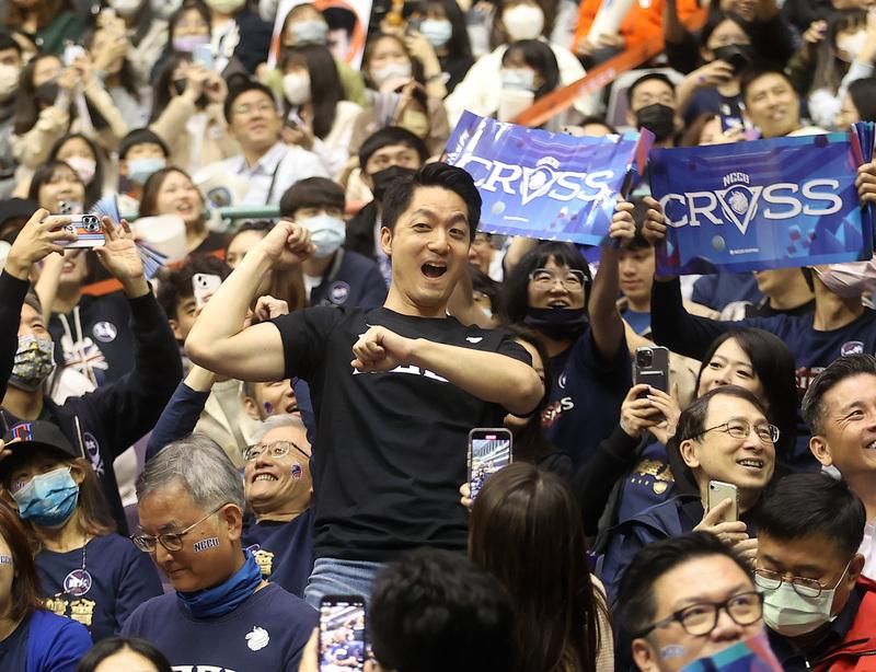 影/政大UBA三連霸！蔣萬安場邊與女模隔空尬舞　直呼：願當應援團免費工讀生