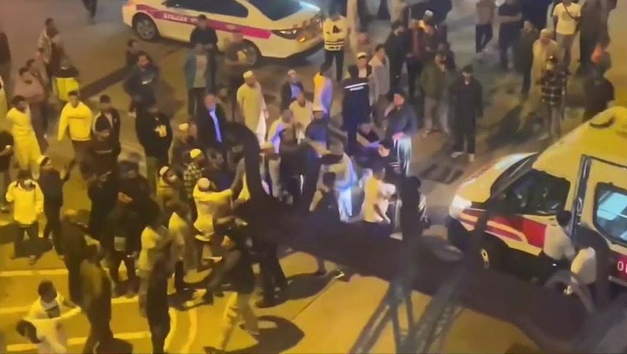 香港街頭聚集逾20名南亞裔人士互叫囂　警方出動7台警車到場壓制