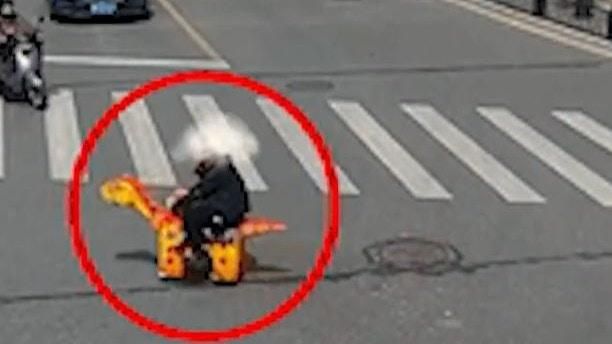 影/心好大！騎「恐龍」載3歲女修車去　莽父穿梭車流嚇壞網友
