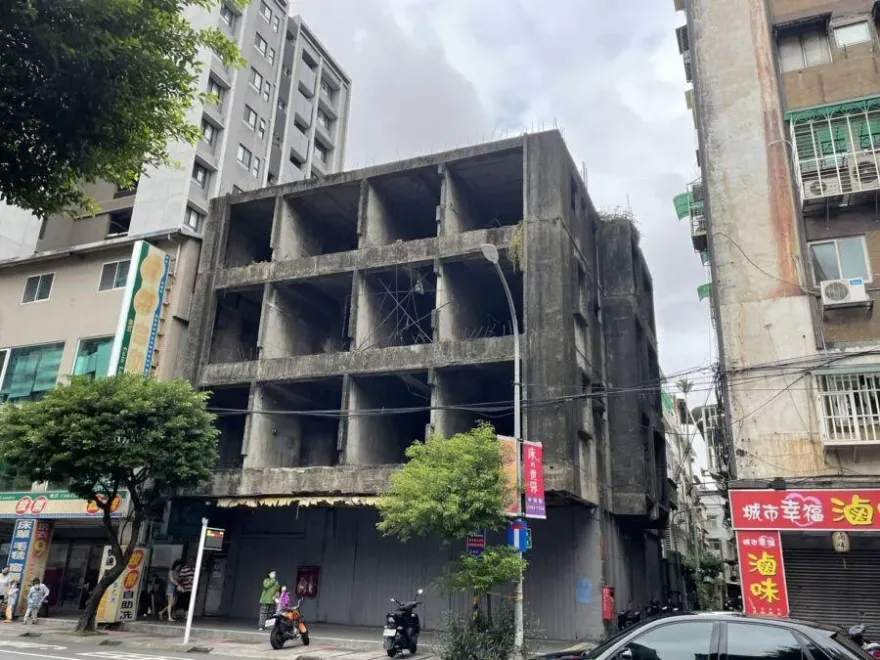永和爛尾樓後院曝光！街友、毒販居所　地主「架鷹架」債主立刻上門